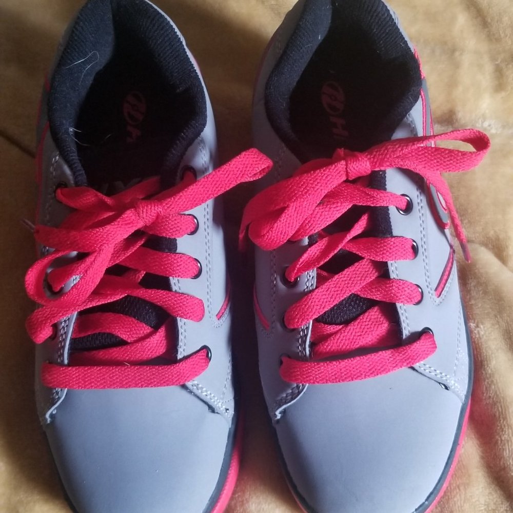 Heelys Force Skate Shoes Gray Red Black Wheel Sneakers Size 4.New